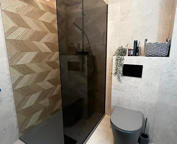 Hugo Family شكلارسكا بوريبا